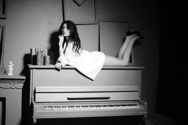 Vacker Brunett Kvinna Underkläder Och Vit Kavaj Poserar Piano Studio — Stockfoto