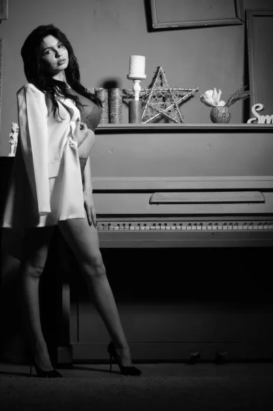 Vacker Brunett Kvinna Underkläder Och Vit Kavaj Poserar Nära Piano — Stockfoto