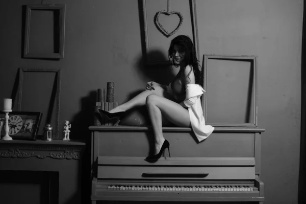 Hermosa Mujer Morena Lencería Chaqueta Blanca Posando Piano Estudio —  Fotos de Stock