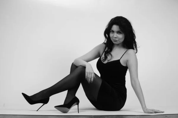 Сексуальная Красивая Брюнетка Женщина Маленьком Черном Платье Колготки Высокими Каблуками — стоковое фото