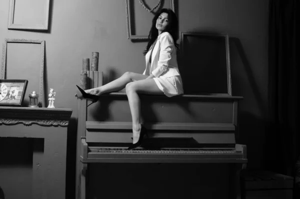Çamaşırlı Beyaz Ceketli Güzel Esmer Kadın Stüdyoda Piyanoda Poz Veriyor — Stok fotoğraf