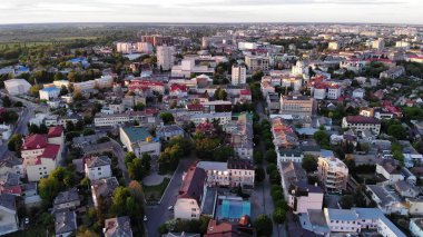 Güneşli bir günde Lutsk şehrinin hava manzarası 