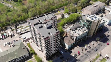 Güneşli bir günde Lutsk şehrinin hava manzarası 