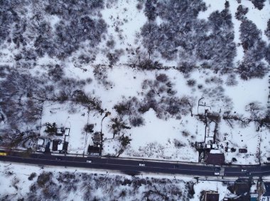 Karla kaplı kırsal alanın havadan görünüşü