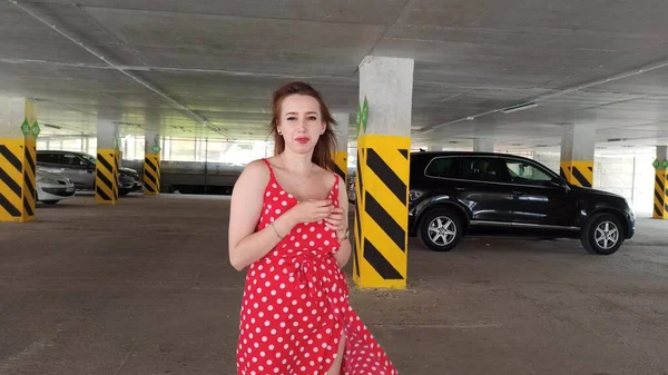 Junge Frau Mit Langen Haaren Roten Kleid Auf Dem Parkplatz — Stockfoto