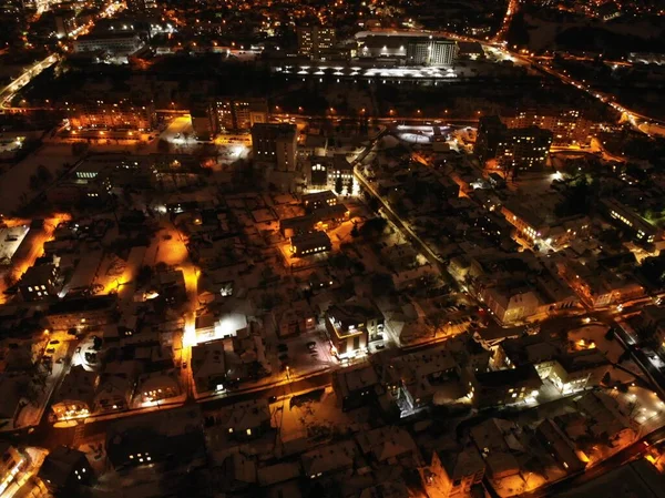 Воздушный Вид Освещенного Города Ночью — стоковое фото