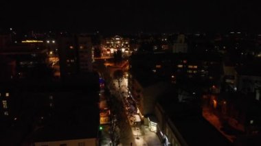 Geceleri aydınlatılmış şehrin havadan görünüşü 