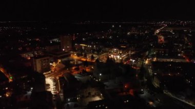 Geceleri aydınlatılmış şehrin havadan görünüşü 