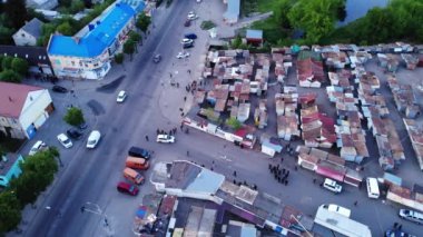 Güneşli bir günde Lutsk şehrinin hava manzarası 
