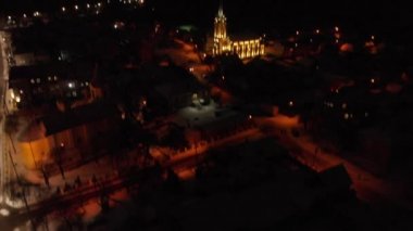 Geceleri şehrin aydınlanmış katedralinin havadan görünüşü 