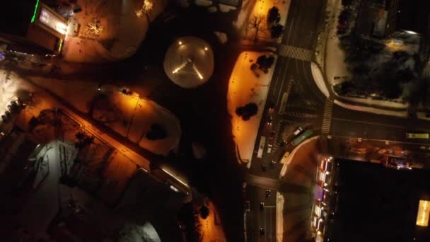 Aydınlatılmış Kasabadaki Gece Yol Trafiğinin Hava Görüntüsü — Stok video