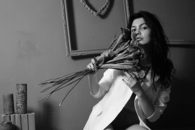 Stüdyoda poz veren ceketli güzel esmer kadın. 