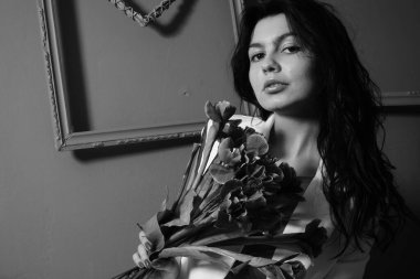 Stüdyoda poz veren ceketli güzel esmer kadın. 