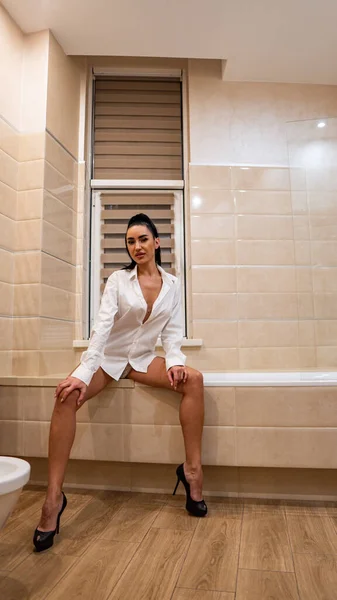 Krásná Mladá Žena Pánské Košili Pózující Koupelně Foto — Stock fotografie