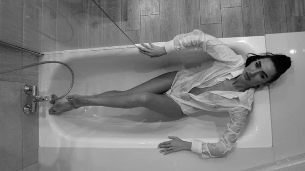 穿着男式衬衫的年轻貌美的女人在浴室里摆姿势 黑白照片 — 图库照片
