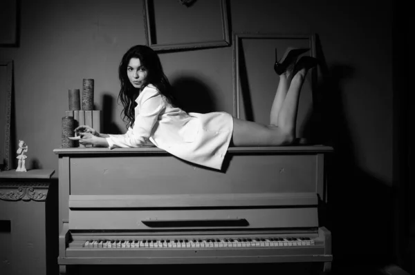 Красива Брюнетка Білому Блістері Позує Піаніно Студії — стокове фото