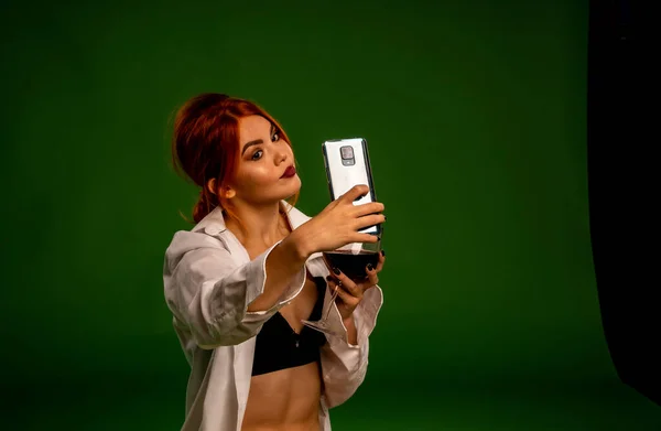 Mulher Ruiva Tirando Selfie Smartphone Fundo Verde Estúdio — Fotografia de Stock