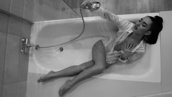 Όμορφη Νεαρή Γυναίκα Ανδρικό Πουκάμισο Που Ποζάρει Στο Μπάνιο Ασπρόμαυρη — Φωτογραφία Αρχείου