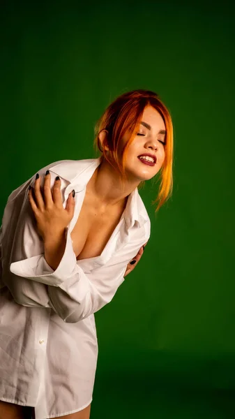 Jovem Mulher Vestindo Shirt Branca Cor Verde Parede Fundo Estúdio — Fotografia de Stock