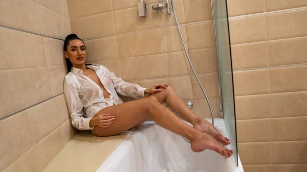 Bella Giovane Donna Camicia Maschile Posa Bagno Foto — Foto Stock