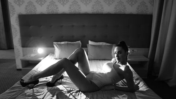 Beautiful Young Woman Bodysuit Posing Bed Room Black White Photo — Stock Photo, Image