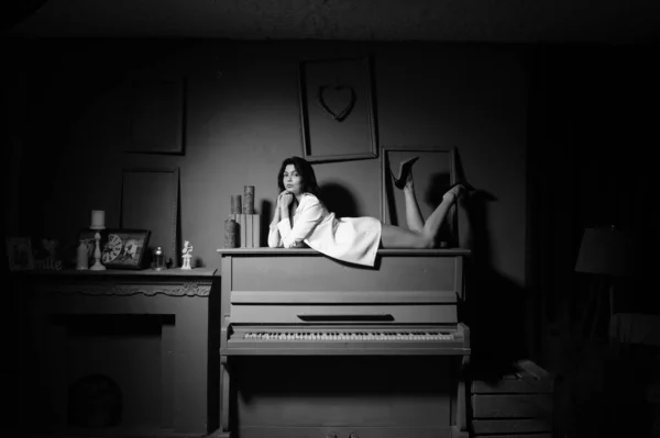 Hermosa Mujer Morena Chaqueta Blanca Posando Con Piano Estudio — Foto de Stock