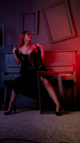 Hermosa Joven Atractiva Mujer Vestido Noche Posando Con Piano — Foto de Stock