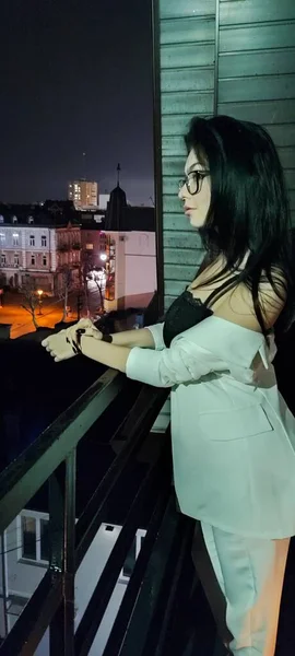 Schöne Brünette Frau Trendigen Weißen Anzug Posiert Auf Dem Balkon — Stockfoto