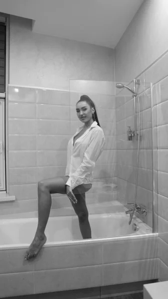 Belle Jeune Femme Chemise Masculine Posant Dans Salle Bain Photo — Photo