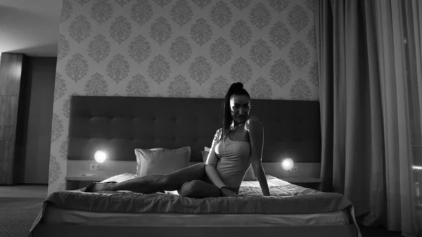 Schöne Junge Frau Body Posiert Auf Dem Bett Zimmer Schwarz — Stockfoto
