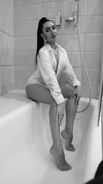 Belle Jeune Femme Chemise Masculine Posant Dans Salle Bain Photo — Photo