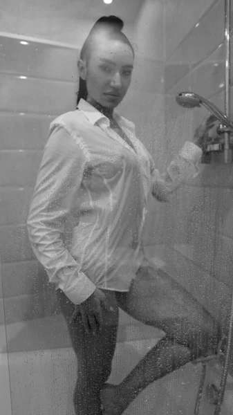 Hermosa Mujer Joven Camisa Masculina Posando Baño Foto Blanco Negro —  Fotos de Stock