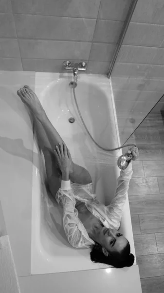 Bela Jovem Mulher Camisa Masculina Posando Banheiro Foto Preto Branco — Fotografia de Stock