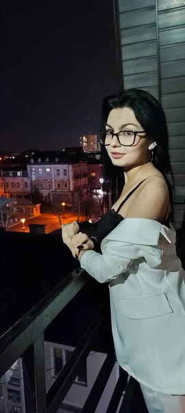 Bella Donna Bruna Abito Bianco Alla Moda Posa Sul Balcone — Foto Stock