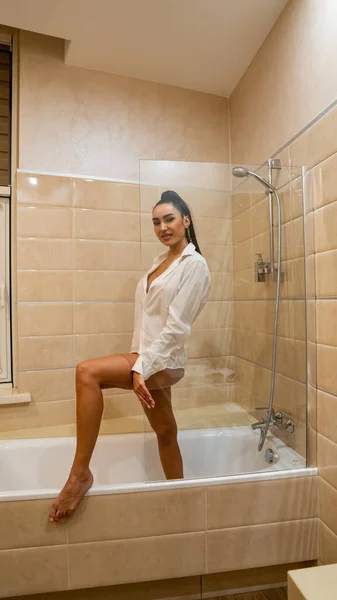 Schöne Junge Frau Männlichem Hemd Posiert Badezimmer Foto — Stockfoto