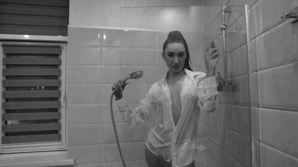 Belle Jeune Femme Chemise Masculine Posant Dans Salle Bain Photo — Photo