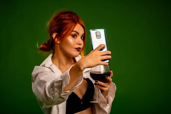 Rothaarige Frau Macht Selfie Mit Smartphone Auf Grünem Hintergrund Studio — Stockfoto