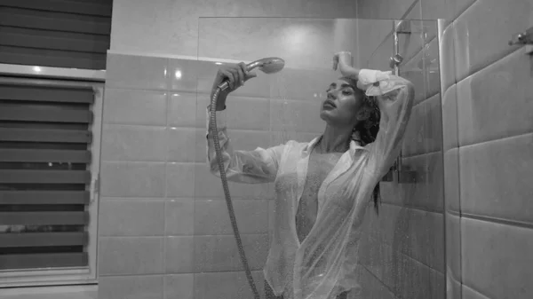 Όμορφη Νεαρή Γυναίκα Ανδρικό Πουκάμισο Που Ποζάρει Στο Μπάνιο Ασπρόμαυρη — Φωτογραφία Αρχείου