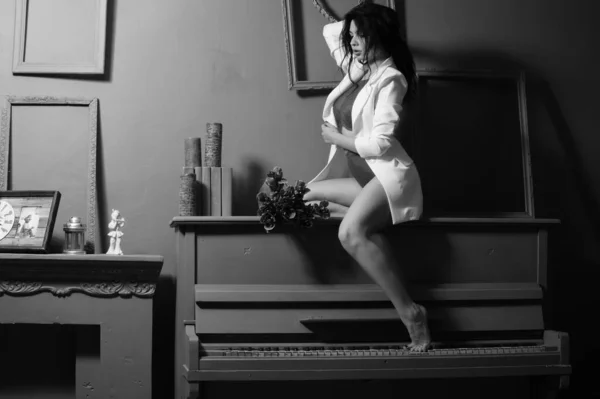 Güzel Esmer Kadın Spor Ceketli Beyaz Melek Kanatlarıyla Stüdyoda Piyanonun — Stok fotoğraf