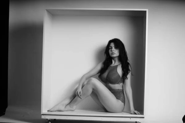 Mooie Brunette Vrouw Dragen Lingerie Poseren Wit Kubus Studio — Stockfoto