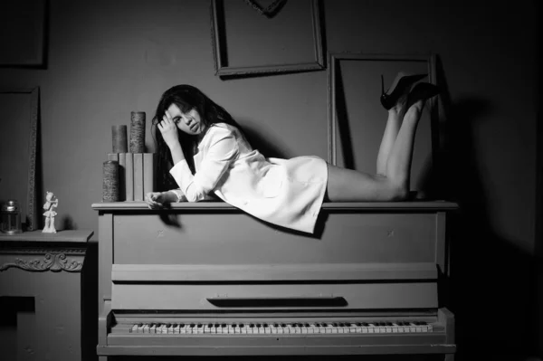 Bella Donna Bruna Blazer Bianco Posa Con Pianoforte Studio — Foto Stock