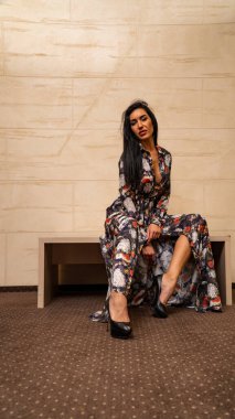 Odada poz veren güzel, seksi genç bir kadın. 