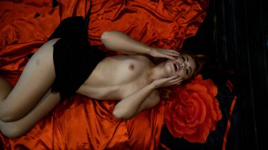 Yatakta çıplak yatan şehvetli kadın manzarası. 