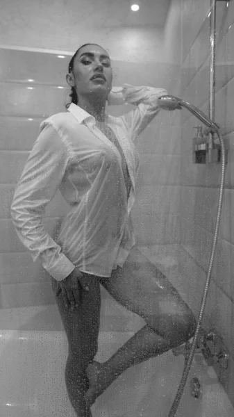 Hermosa Mujer Joven Camisa Masculina Posando Baño Foto Blanco Negro —  Fotos de Stock