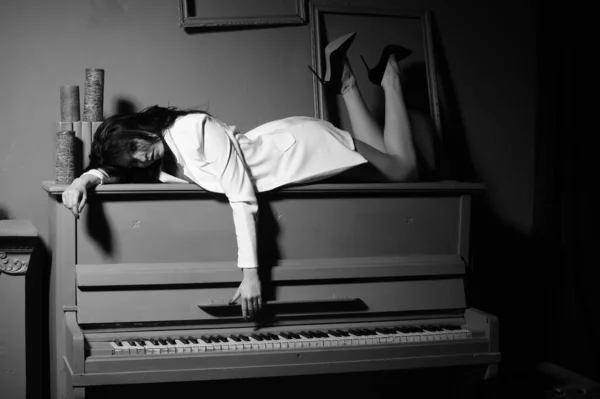 Hermosa Mujer Morena Chaqueta Blanca Lencería Posando Con Piano Estudio — Foto de Stock