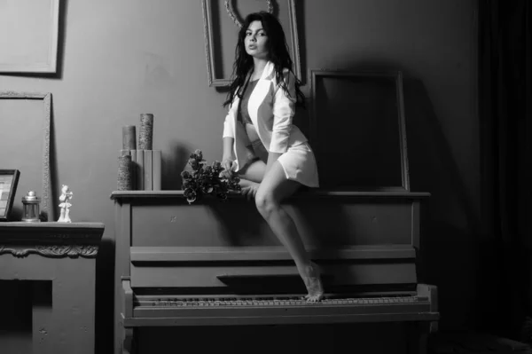 Bela Mulher Morena Blazer Asas Anjo Branco Posando Perto Piano — Fotografia de Stock