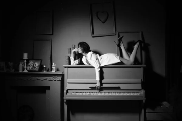 Beyaz Ceketli Güzel Esmer Kadın Stüdyoda Piyanoyla Poz Veriyor — Stok fotoğraf