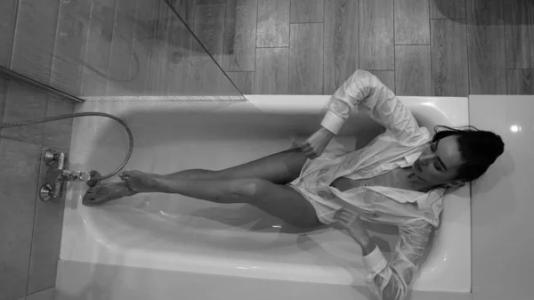 Krásná Mladá Žena Pánské Košili Pózující Koupelně Černobílá Fotografie — Stock fotografie