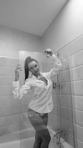 Hermosa Mujer Joven Camisa Masculina Posando Baño Foto Blanco Negro — Foto de Stock