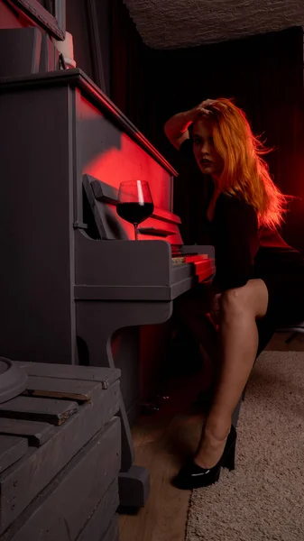 Hermosa Joven Atractiva Mujer Vestido Noche Posando Con Vino Piano — Foto de Stock